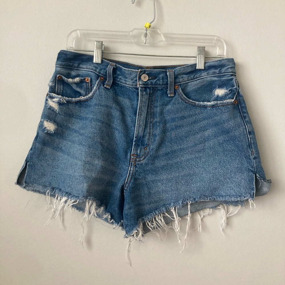 Abercrombie Annie High Rise Short, Size 10 (30)- perfect jean shorts for summer!